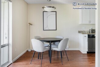 877 Heatherstone Way in Mountain View, CA - Building Photo - Building Photo