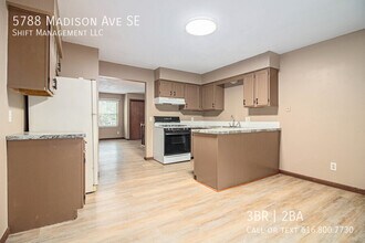 5788 Madison Ave SE in Grand Rapids, MI - Building Photo - Building Photo
