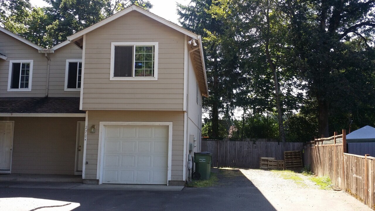 270 SE Edwards Dr in Dundee, OR - Building Photo