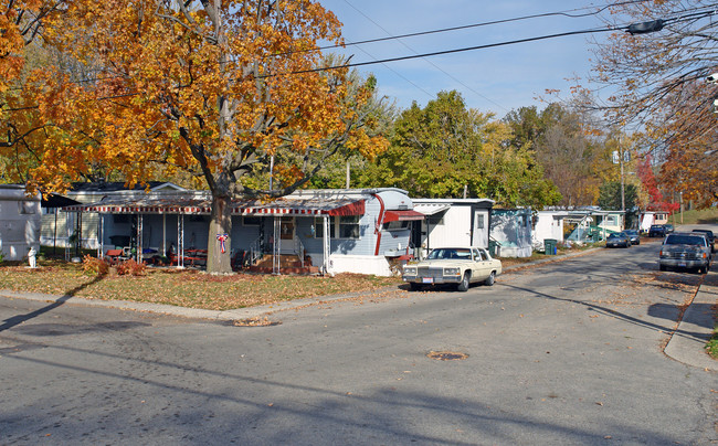 Woods Mobile Home Park in Dayton, OH - Foto de edificio - Building Photo