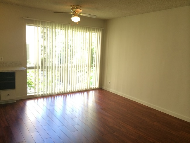 530 Veteran Ave in Los Angeles, CA - Building Photo - Building Photo