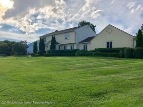 16 Bridle Dr in West Long Branch, NJ - Building Photo - Building Photo
