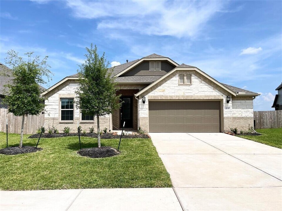 2243 Rustboro Dr in Rosenberg, TX - Building Photo