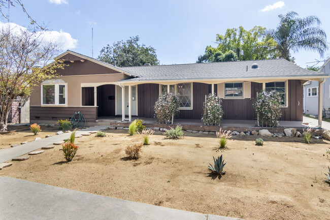 12818 Hatteras St in Valley Village, CA - Building Photo - Building Photo