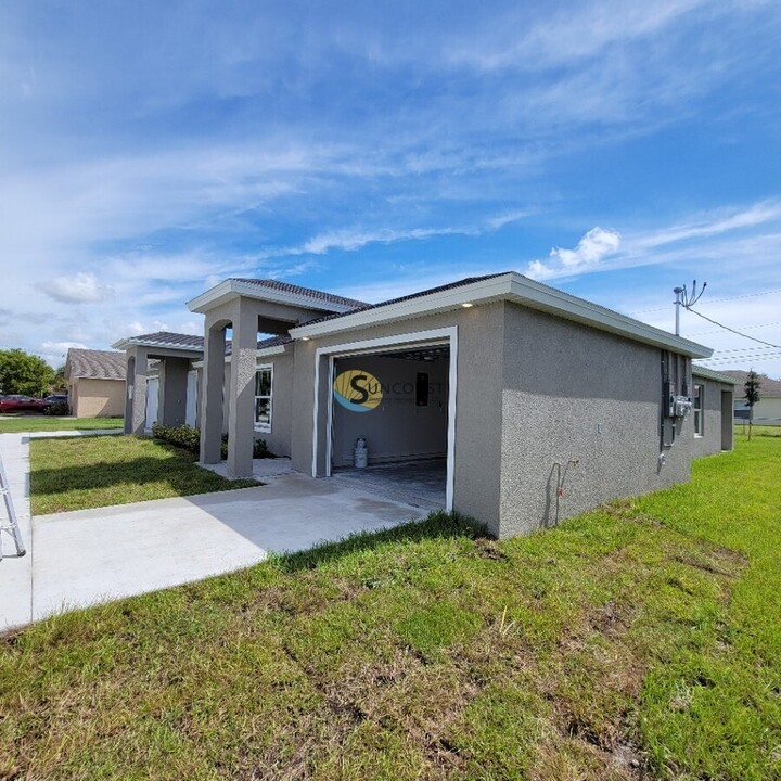 606 Skyline Blvd in Cape Coral, FL - Building Photo