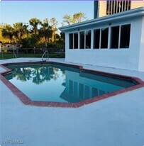 250 10th St NE in Naples, FL - Building Photo