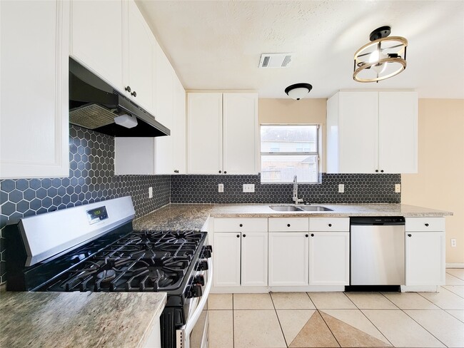 4626 Jaymar Dr in Sugar Land, TX - Building Photo - Building Photo