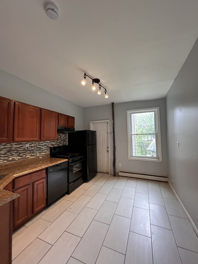 112 Greenville Ave, Unit 1 in Jersey City, NJ - Foto de edificio - Building Photo