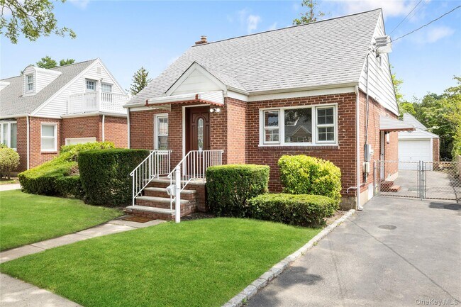 40 Pilgrim St in New Hyde Park, NY - Building Photo - Building Photo