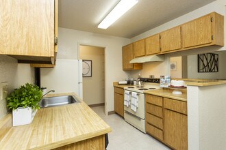 Live Oak Apartments in Modesto, CA - Foto de edificio - Interior Photo