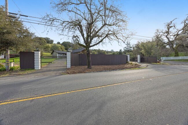 9168 Eastside Rd in Healdsburg, CA - Building Photo - Building Photo