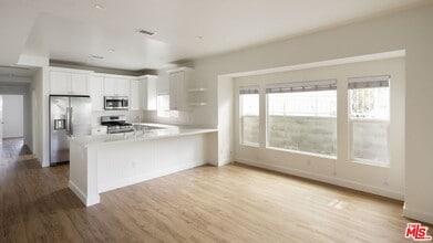 727 N La Fayette Park Pl in Los Angeles, CA - Building Photo - Building Photo