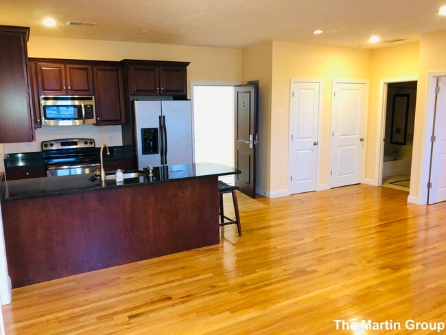 102 Fellsway W, Unit #401 in Somerville, MA - Foto de edificio - Building Photo