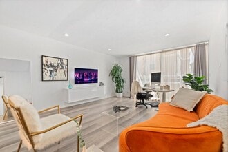 321 S San Vicente Blvd in Los Angeles, CA - Building Photo - Building Photo