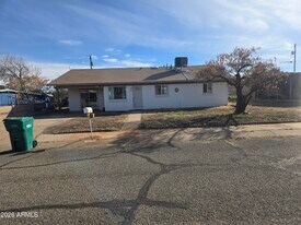 302 3rd St in Huachuca City, AZ - Building Photo