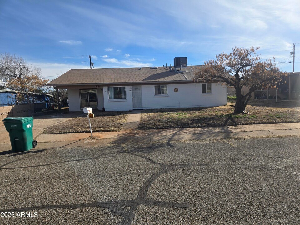 302 3rd St in Huachuca City, AZ - Building Photo