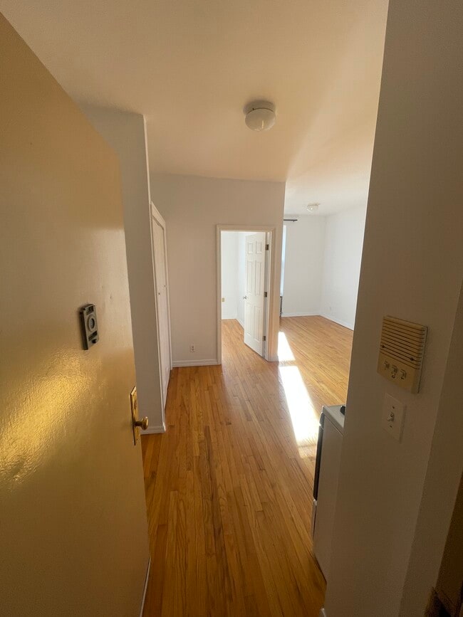 16 Conselyea St, Unit 3 in Brooklyn, NY - Foto de edificio - Building Photo