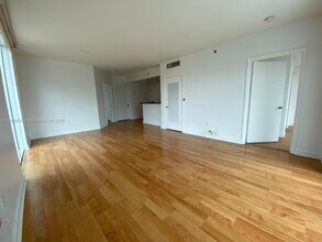 1401 SW 22nd St in Miami, FL - Foto de edificio - Building Photo