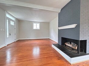 349 E Pembroke Ave in Hampton, VA - Foto de edificio - Building Photo