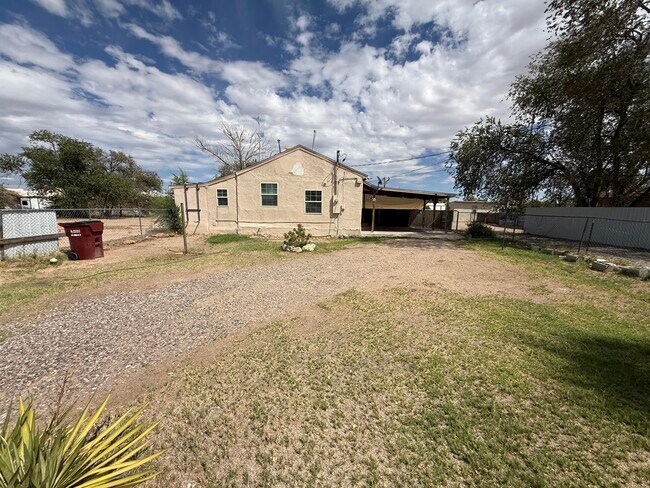 property at 412 S 6th St
