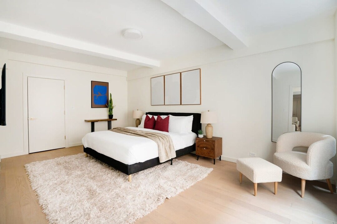 340 E 52nd St in New York, NY - Building Photo
