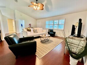 8014 SE Carlton St in Hobe Sound, FL - Building Photo - Building Photo