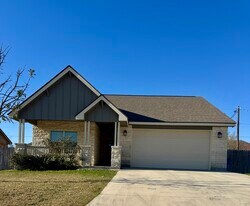 124 Parkcrest in Floresville, TX - Building Photo