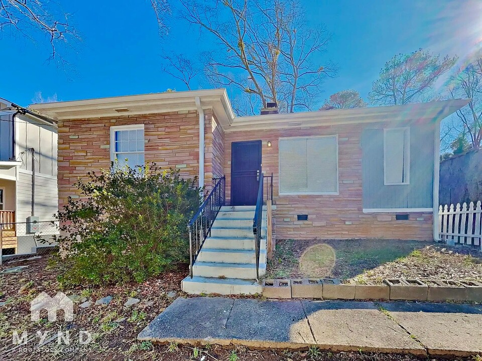 1284 Westmont Rd SW in Atlanta, GA - Building Photo