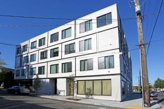 Cassi in Portland, OR - Foto de edificio - Building Photo