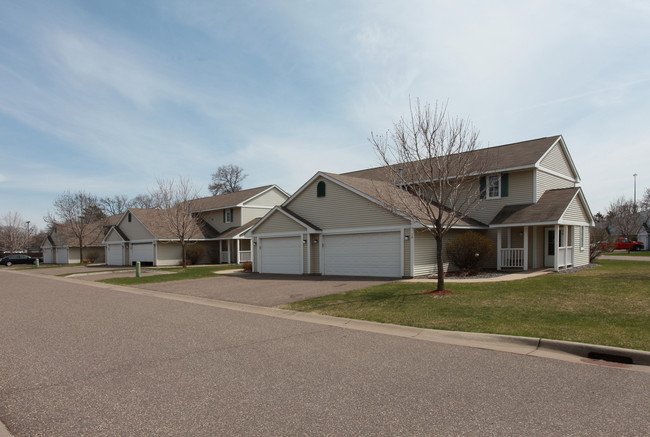 OAK MANOR TOWNHOMES in Coon Rapids, MN - Foto de edificio - Building Photo