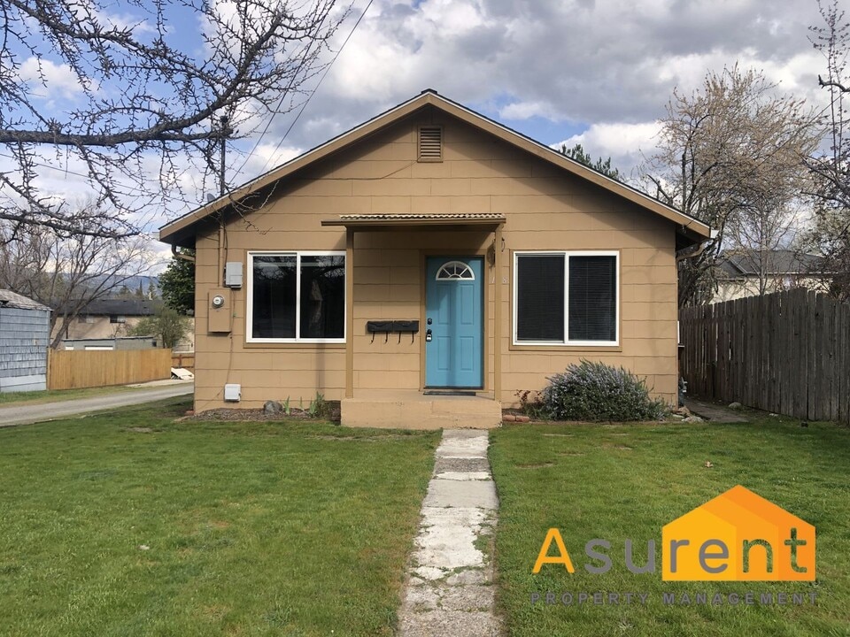128 S Mountain Ave in Ashland, OR - Building Photo