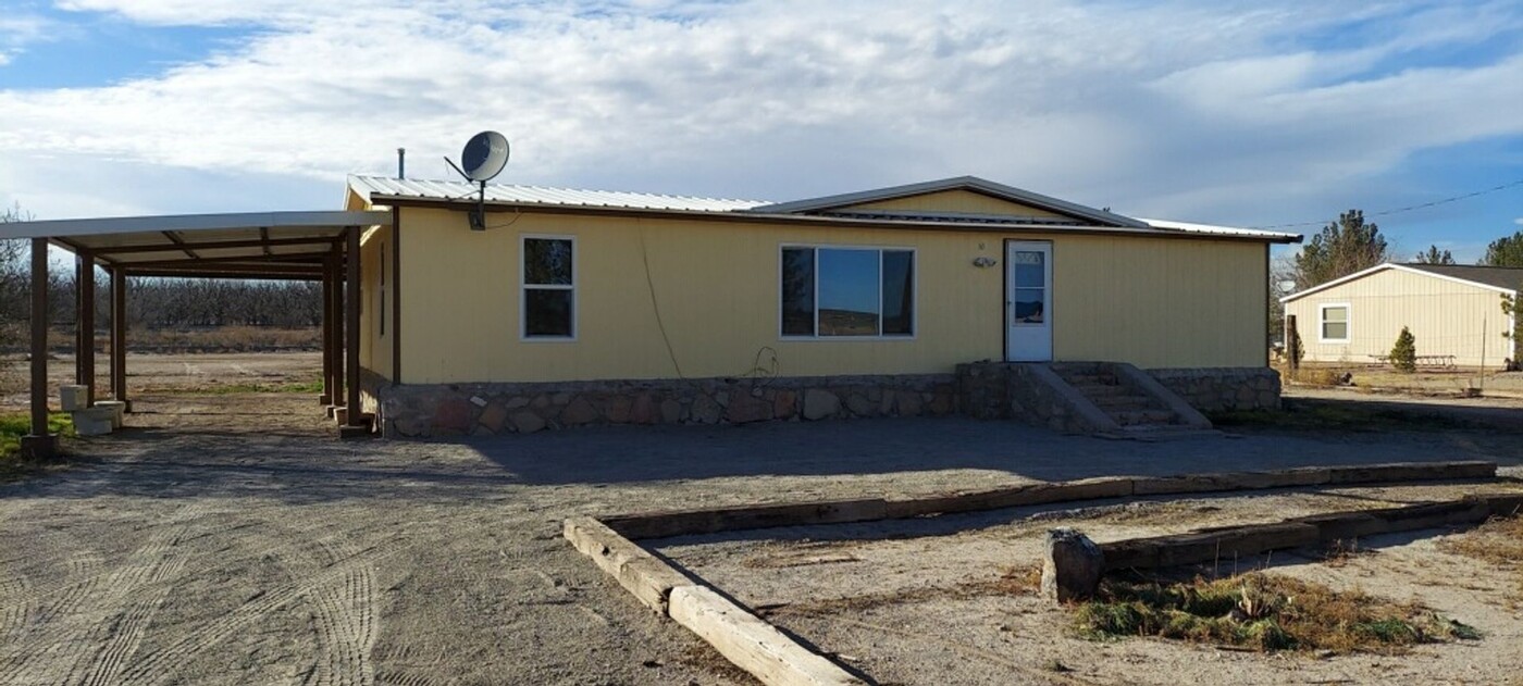 60 Potrillo Rd in Vado, NM - Building Photo