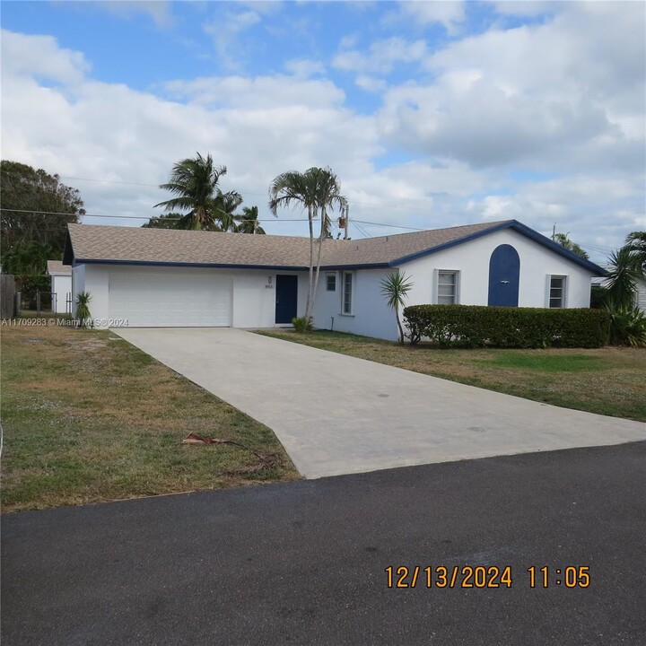 8043 SE Carlton St in Hobe Sound, FL - Building Photo