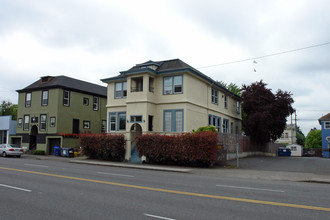 2114 E Burnside St in Portland, OR - Building Photo - Building Photo