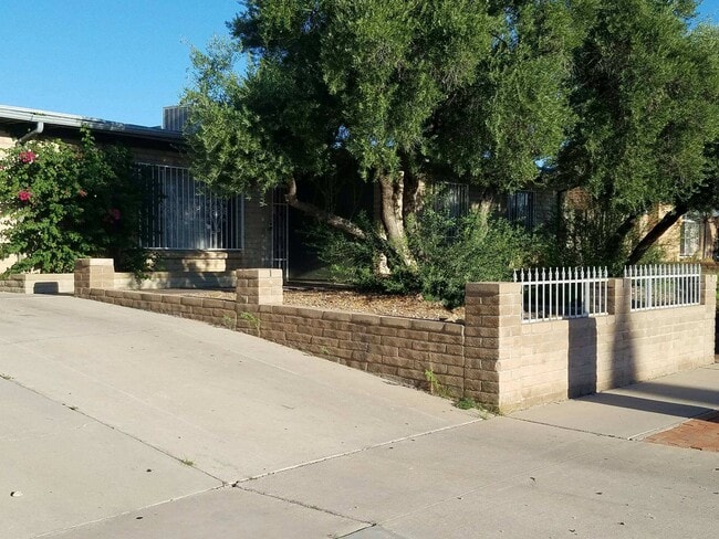 5041 S Greenway Dr in Tucson, AZ - Building Photo - Building Photo