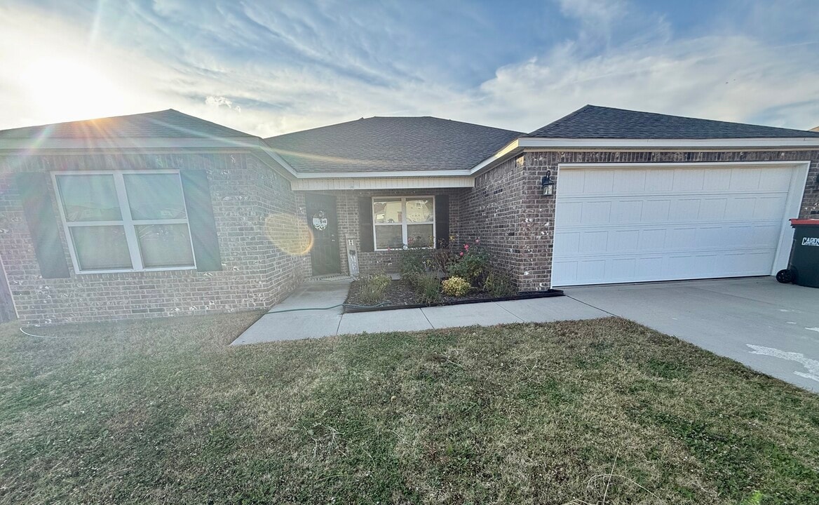 329 Colton St in Huntsville, AR - Building Photo