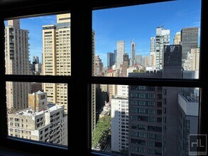 East 39th Street in New York, NY - Foto de edificio - Building Photo