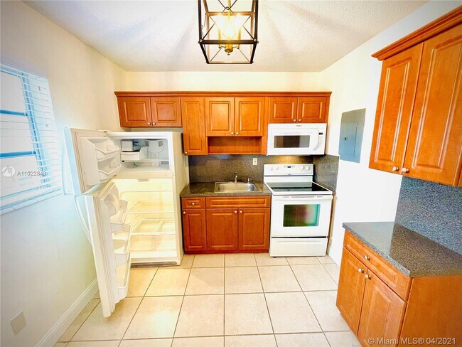 47 NW 47th Ave-Unit -14 in Miami, FL - Foto de edificio - Building Photo
