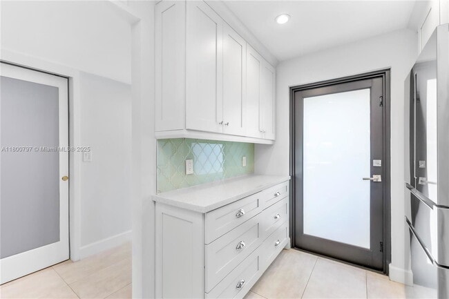 6901 Edgewater Dr in Coral Gables, FL - Foto de edificio - Building Photo