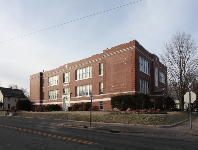 South School Garden View Apartments in Torrington, CT - Foto de edificio - Building Photo