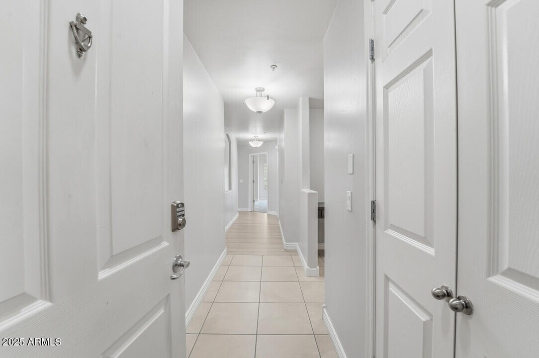 5350 E Deer Valley Dr in Phoenix, AZ - Building Photo