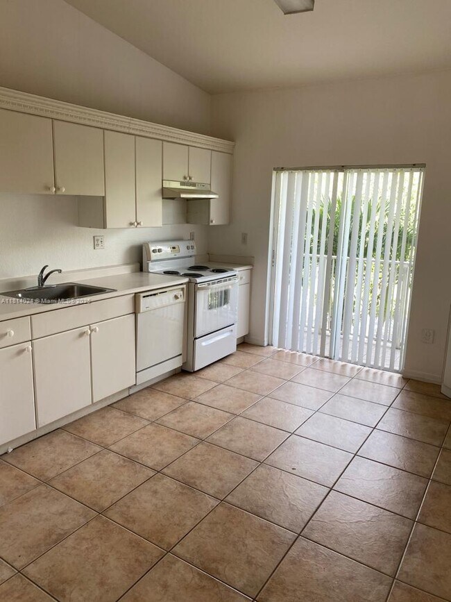 6972 NW 179th St in Hialeah, FL - Building Photo - Building Photo