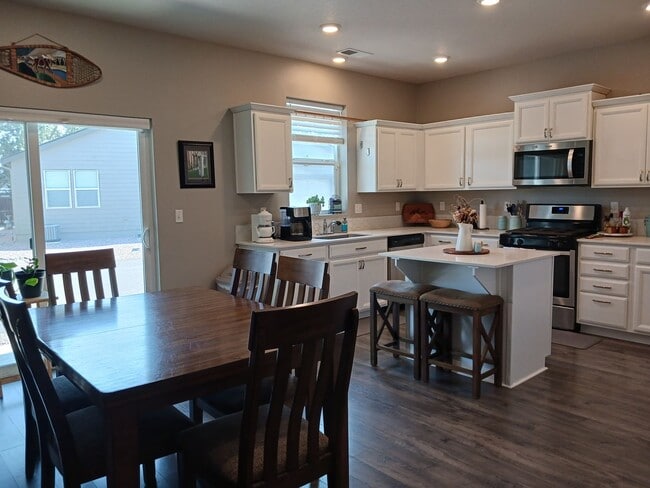 1430 NW Upas Pl in Redmond, OR - Building Photo - Building Photo
