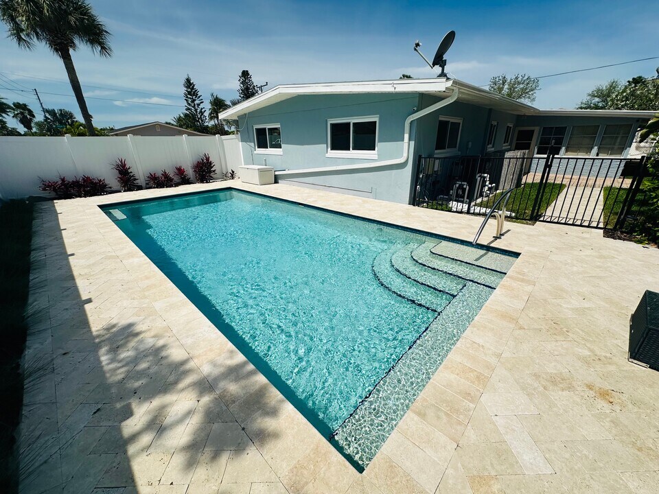 385 S Tessier Dr in St Pete Beach, FL - Building Photo