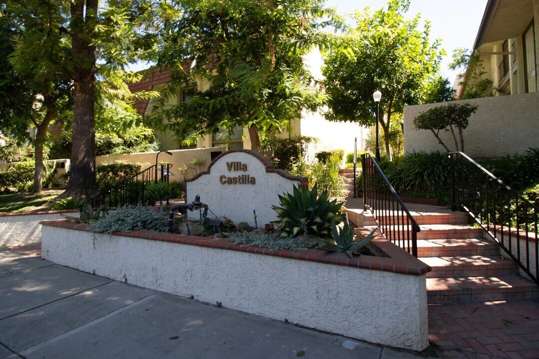 6204 Shoup Ave in Los Angeles, CA - Foto de edificio