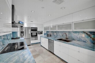 3200 Collins Ave, Unit 8 in Miami Beach, FL - Building Photo - Building Photo
