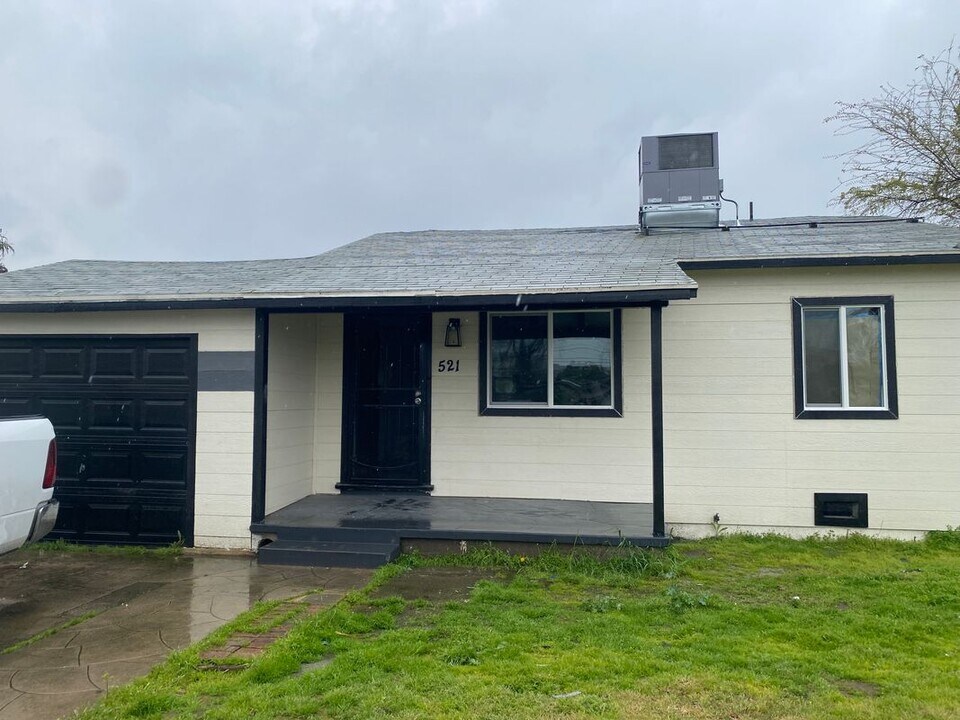 521 28th St in Bakersfield, CA - Building Photo