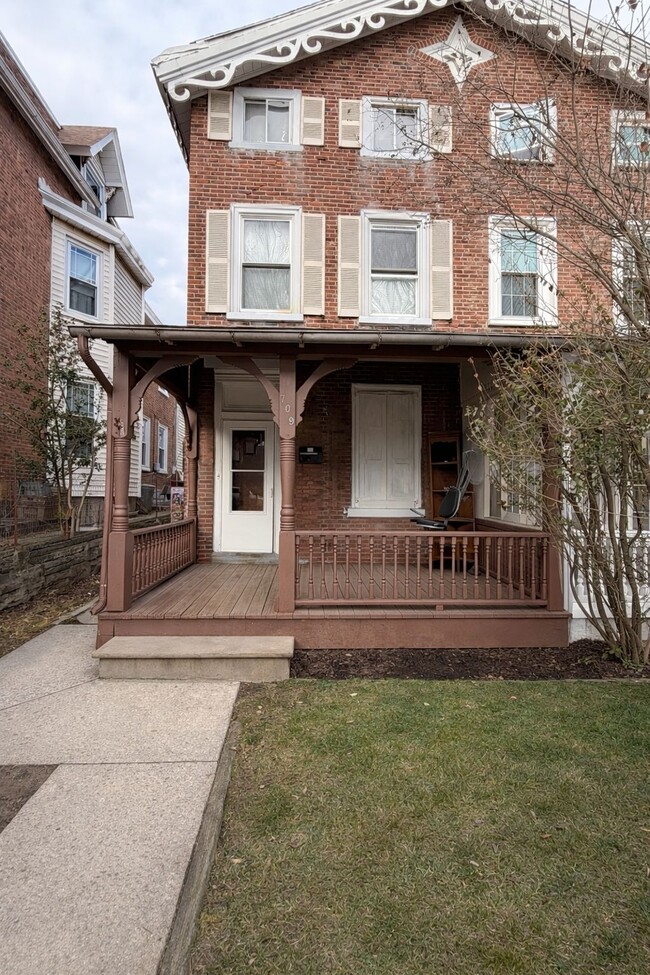 709 W Marshall St in Norristown, PA - Foto de edificio - Building Photo