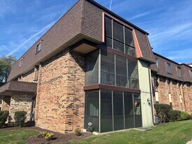 9194 S Rd in Palos Hills, IL - Building Photo