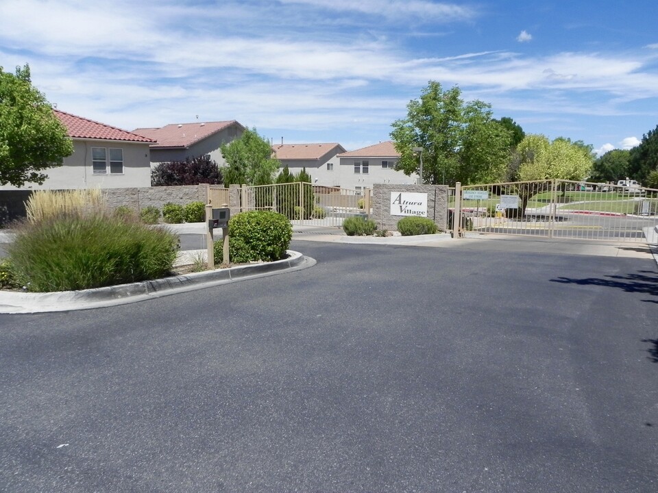 4268 Altura Vista Ln NE in Albuquerque, NM - Building Photo